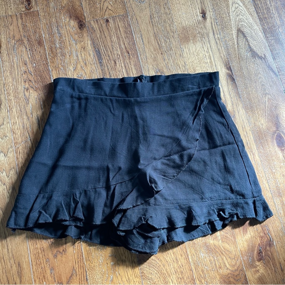 Altar’d State Women's Ruffle Hem Skorts black size small zipper in back